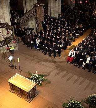 Trauerfeier im M�nster Basel
                mit 24 Kerzen