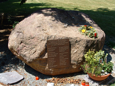 Der Gedenkstein mit der Gedenktafel der
                          24 Todesopfer