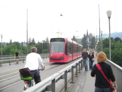 Kirchenfeldbrcke, rotes Tram Nr. 3 mit
                          Ziel Saali