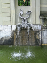 Thunplatz-Brunnen, wasserspeiende Fische