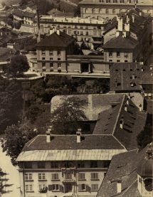 Bern, Sicht auf Huser der Innenstadt.
                          Von unten nach oben: Alte Hochschule,
                          Eidgenssische Mnze, Hotel Bellevue,
                          Bundeshaus Ost, 1894