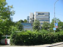 Mnchenstein: Diktatur der kapitalistischen
                        Architekten: Ein Gymnasium in Form eines
                        Glasturms