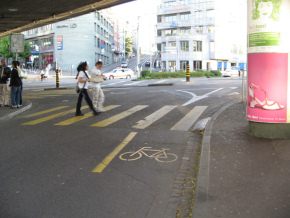 Heuwaage: Einbahnstrasse mit Velogegenverkehr
                      am Anfang der Steinenvorstadt, gelbes
                      Velo-Piktogramm