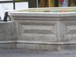 Basel, Steinenvorstadt,
                                Webern-Brunnen, Detail der Einfassung