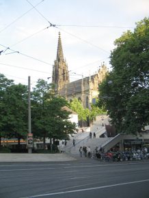 Basel, die Theatertreppe, im Hintergrund die
                      Elisabethenkirche
