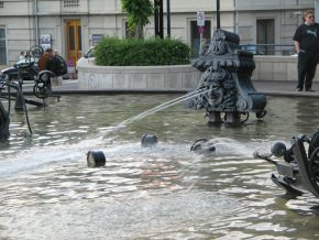 Basel, Tinguelybrunnen, Figur
                      "Theaterkopf", wohl ein Knig,
                      geradeausschauend