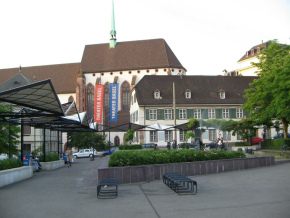 Basel, Tinguelybrunnen, Totale mit
                      Barfsserkirche im Hintergrund