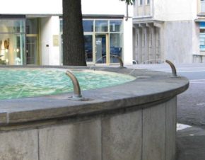 Basel, Zschokkebrunnen, drei kleine
                        Wasserspeier am Rand