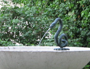 Basel, Gesundheitsdepartement, Brunnen im
                      Innenhof mit einer Schlangengestalt
                      ("Schlangenbrunnen"), Nahaufnahme der
                      Schlange