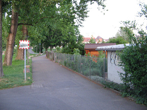 Basel, Birskpfli, Anfang des
                        Birskopfwegleins, Schrebergrten auf der rechten
                        Seite