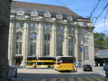 St. Gallen: Hauptbahnhof, Fassade mit Postautos