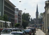 St. Gallen: Bahnhofstrasse mit Sicht auf
                        die Kirche Sankt-Leonhard