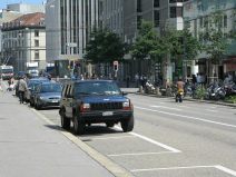 St. Gallen: St-Leonhard-Strasse,
                        Gelndewagen (Pitbull-Auto) parkiert nicht im
                        Parkfeld