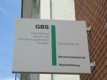St. Gallen: Davidstrasse,
                                  Ziegelbrohaus, Tafel der GBS
                                  ("Gewerbliches Berufs- und
                                  Weiterbildungszentrum St.
                                  Gallen")