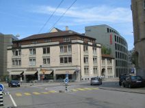 St. Gallen: Sicht von der Davidstrasse in
                        die Gartenstrasse mit der Bausnde
                        Raiffeisenbank