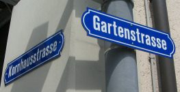St. Gallen: Strassenschilder an der Ecke
                        Kornhausstrasse und Gartenstrasse