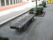St. Gallen: Gartenstrasse, Sitzbank mit
                        Haltegriffen
