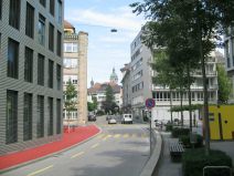 St. Gallen: Gartenstrasse mit rotem
                        Trottoir