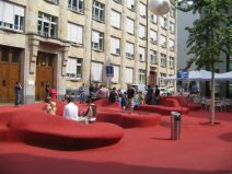 St. Gallen: Raiffeisenplatz, rote
                        Sitzgruppe mit Brunnen "Stadtlounge"