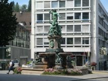 St. Gallen: Oberer Graben, grosser Brunnen,
              Nahaufnahme, mit Bausnde im Hintergrund