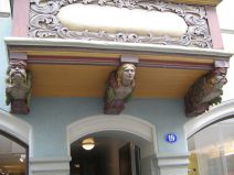 St. Gallen: Webergasse 19, Holzerker mit
                Hauseingang, Erkertrgerfiguren