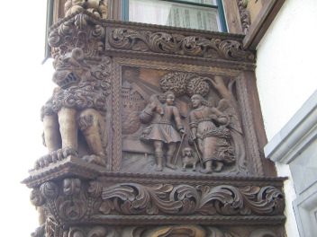 St. Gallen: Gallusstrasse 22,
                                  Haus mit Holzerker, Relief seitlich
                                  rechts, zwei Wanderer mit Hund