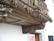 St. Gallen: Gallusstrasse 22,
                                  Holzerker, geschnitzte Basisfiguren