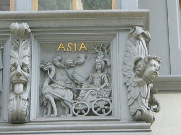 St. Gallen: Schmiedgasse 15, Erkerrelief
                        mit einem Wagen "Asia"