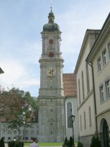 St. Gallen: Marktgasse, Sicht auf einen
                        Klosterkirchturm