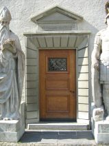 St. Gallen: Weg zur Stiftsbibliothek,
                        Innenhof mit Brunnen, Eingangsportal zur
                        St.-Gallus-Kapelle, Nahaufnahme