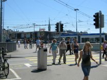 Bahnhofquai vor dem Hauptbahnhof mit Sicht
                        in Richtung Niederdorf