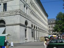 Zurich Bahnhofstrasse (Station Street), the
                        facade of the National Bank of Switzerland in
                        the sun