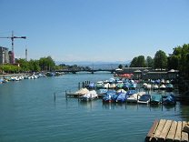 Zurich, Mnsterbrcke (Cathedral Bridge),
                        sight of Quaibrcke (Quay Bridge) to the Lake of
                        Zurich