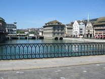Zurich, Mnsterbrcke (Cathedral Bridge),
                        sight of the town hall