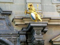 Rathaus Zrich, Eingang mit
                                  goldenem Lwen mit Schwert und Schild,
                                  rechts