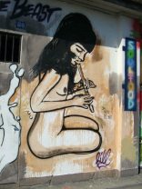 Zrich Zollstrasse, Graffiti mit
                                einer nackten Frau, die kniend in
                                meditativer Pose Flte spielt
