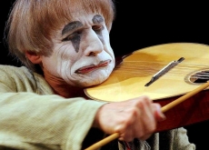 Dimitri with the guitar as a "sad
                        clown" / "clown triste".