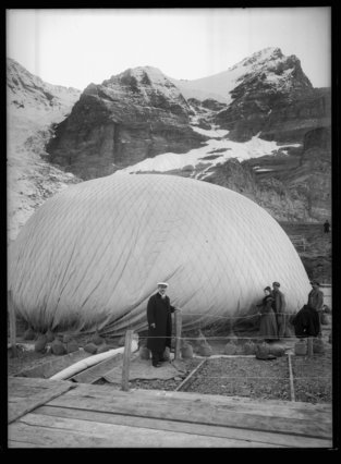 Eduard Spelterini: Ballonstart am
                Eigergletscher 1904