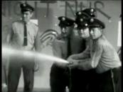 Krawall in Zrich
                      zwischen Polizei und Studenten 1968, Polizei mit
                      Wasserspritze [8]