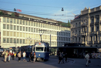 Paradeplatz mit
                          Banken in Zrich, der "Platz der
                          Versickerung"