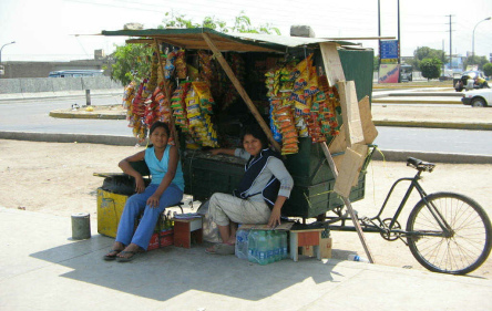 Armut in Per, z.B. Kinder am
                            Sssigkeitenstand in Lima