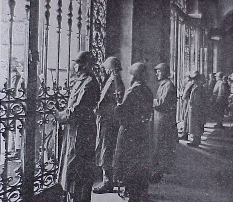 Bewachung des Bundeshauses
                        in Bern mit Bajonett im November 1918 [5]