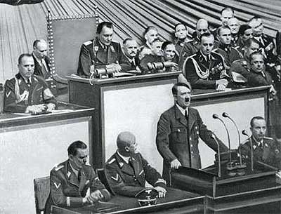 Hitler bei einer Rede im Reichstag in
                      Berlin [1]. Da sieht der Typ noch relativ
                      "artig" aus.