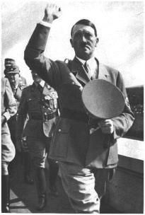 Hitler mit Gefolge in schwarzen
                      Stiefeln [1]. Das war die Realitt...