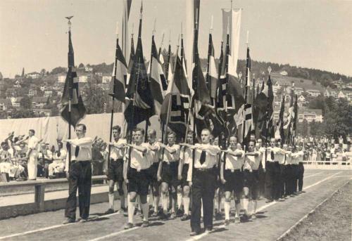 Hakenkreuzfahnenzug der NSDAP Schweiz am
                      Letzigrund in Zrich, 1941 [4]