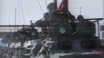 Sowjetische
                          Panzerkolonne bei der Intervention in
                          Afghanistan Dezember 1979