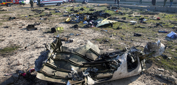 Teheran 8.1.2020: Verbrannte Teile auf nicht
verbranntem Rasen Teheran 8.1.2020: Verbrannte
Teile auf nicht verbranntem Rasen