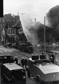 Bully
                          police with chemically burning tear gas water
                          against the Autonomous Youth Center AJZ of
                          Zurich, 1980 appr.