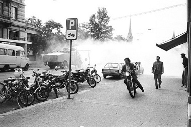 Police riot with
                            tear gas against the demonstration for cheap
                            housing, bully police wants to end a
                            demonstration, August 30, 1980, photo by
                            Olivia Heussler