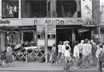 McDonald burnt down after
                    an attack, no personal damage, Zurich in summer
                    1982
